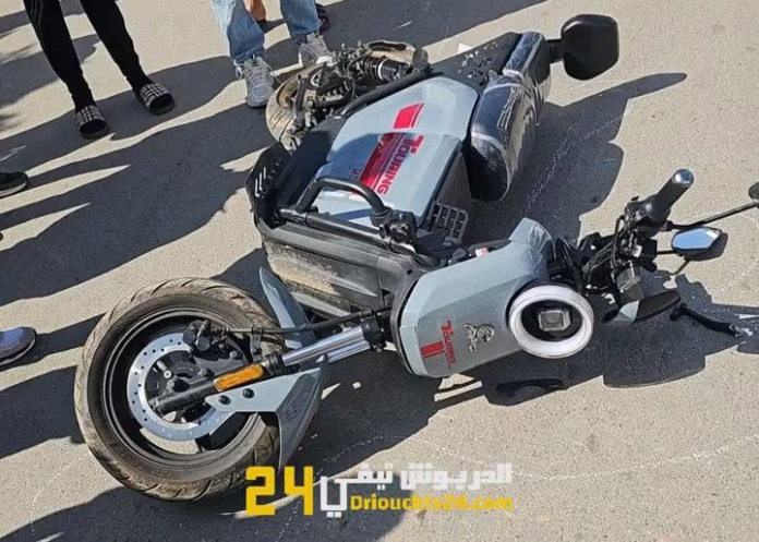 الألطاف الإلهية.. اصطدام بين سيارة ودراجة نارية وسط مدينة الدريوش يُصيب سائقها ويربك حركة السير